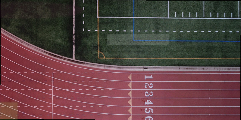 球员热力图和折线图叠加在球场示意图上，展示射门分布与命中率